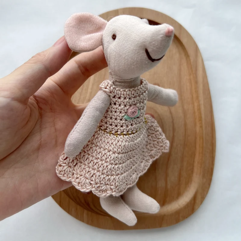Handgefertigte Baumwoll-Plüschmaus Puppe mit gehäkeltem Kleid