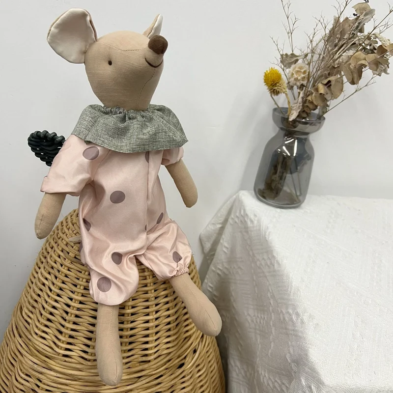 Handgefertigte Baumwolle Maus Puppe mit gehäkeltem Blumenkleid