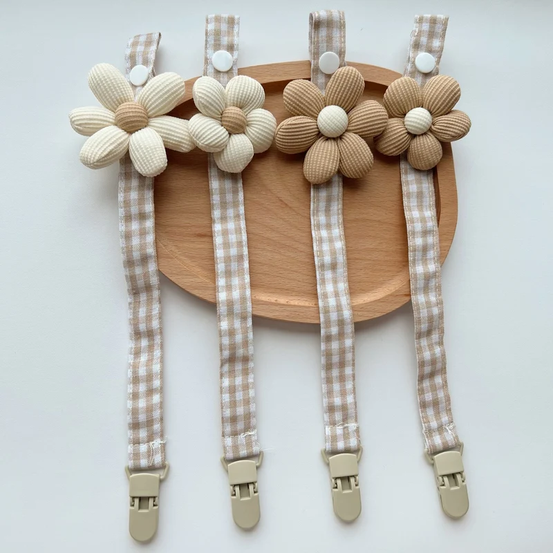 Karo Baumwolle Schnullerband mit gepolstertem geripptem Blumenmotiv und Schnellverschlussclip