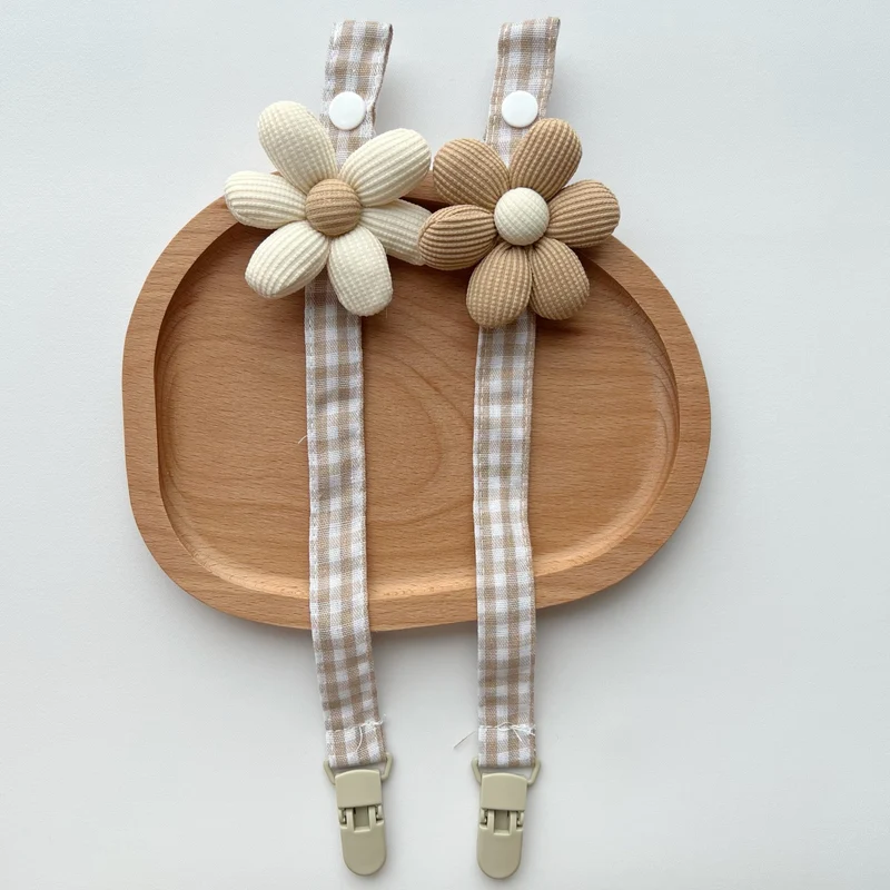 Karo Baumwolle Schnullerband mit gepolstertem geripptem Blumenmotiv und Schnellverschlussclip