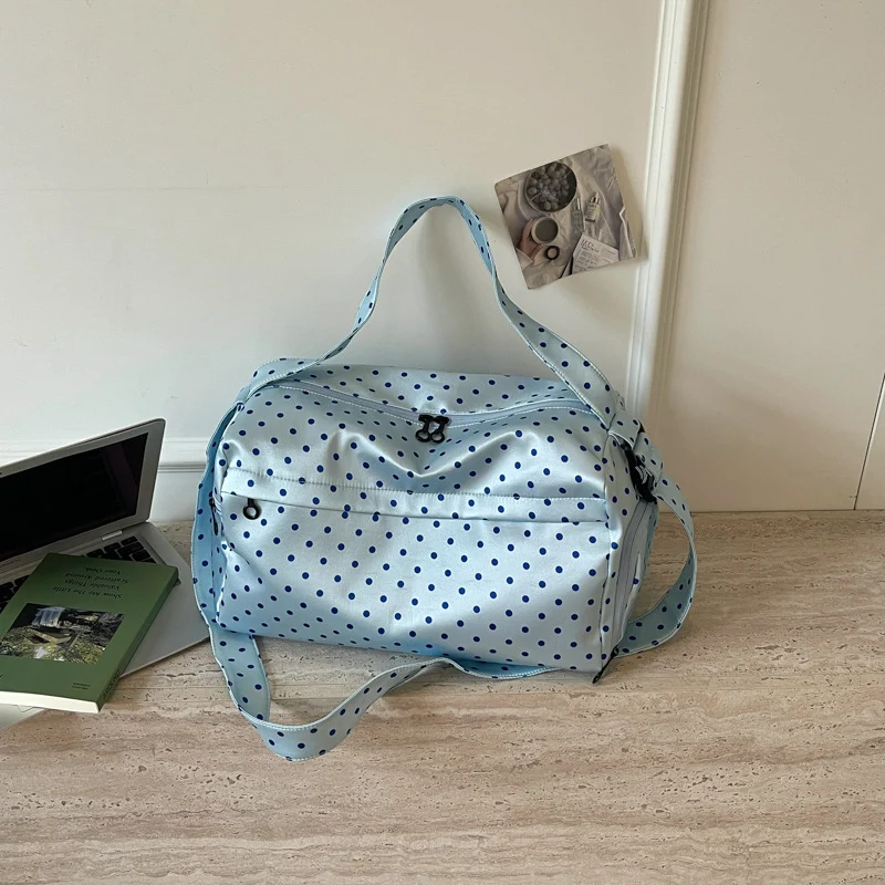 Moderne Sport- und Reisetasche mit Polka-Dot-Design Skanto