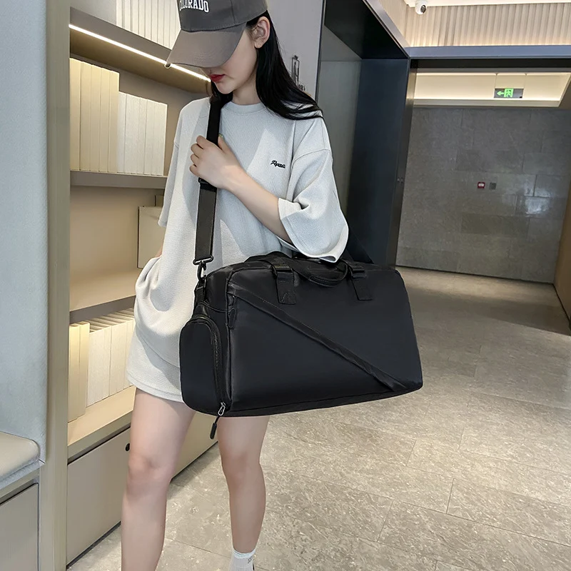 Sportliche Reisetasche mit verstellbarem Schultergurt und praktischen Organizer-Taschen Skanto