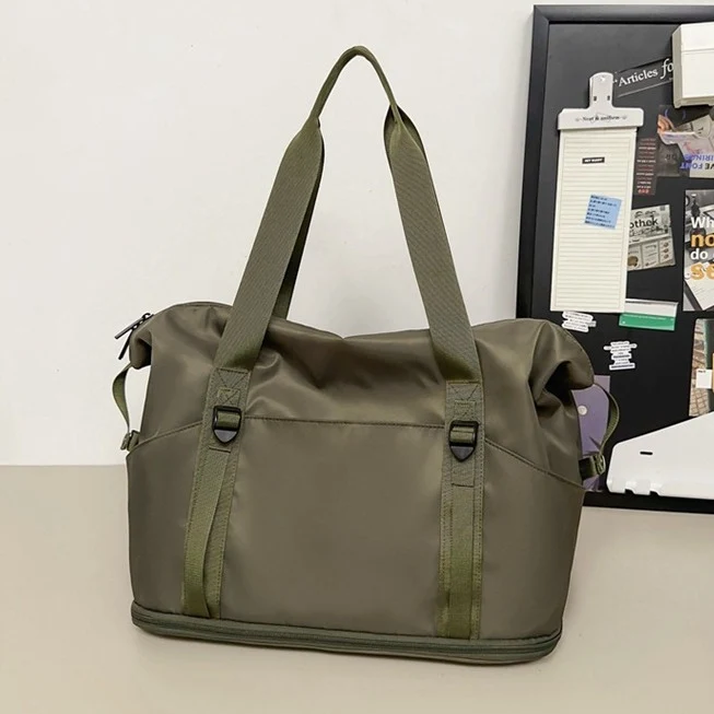 Geräumige Sport- und Reisetasche aus wasserabweisendem Material Skanto
