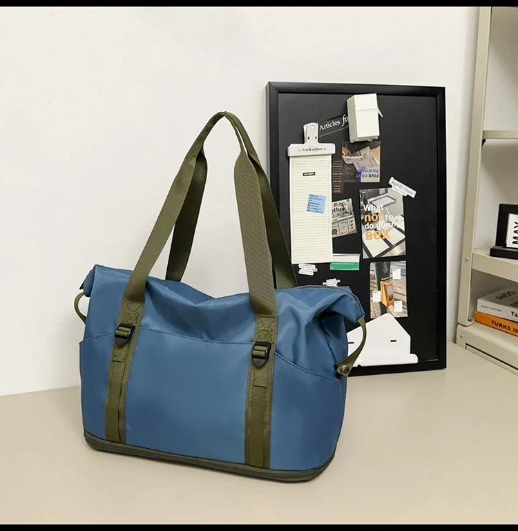 Geräumige Sport- und Reisetasche aus wasserabweisendem Material Skanto