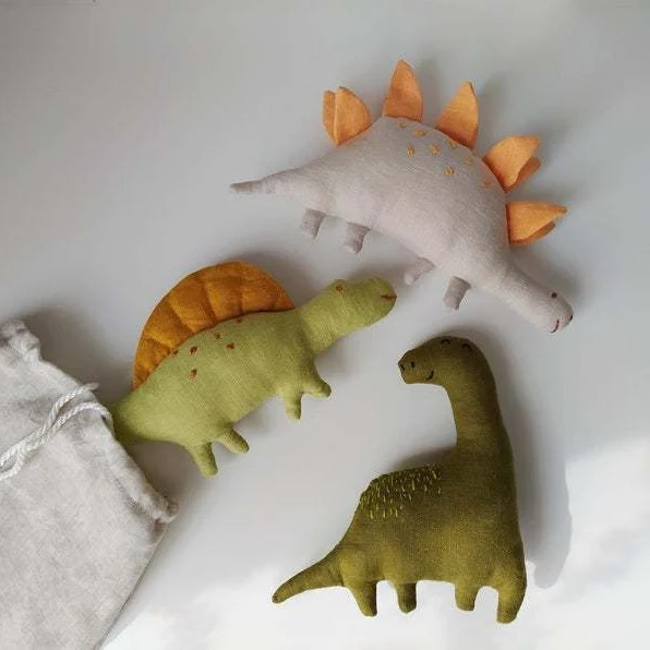 Handgefertigtes Plüschspielzeug Dinosaurier aus Bio-Baumwolle