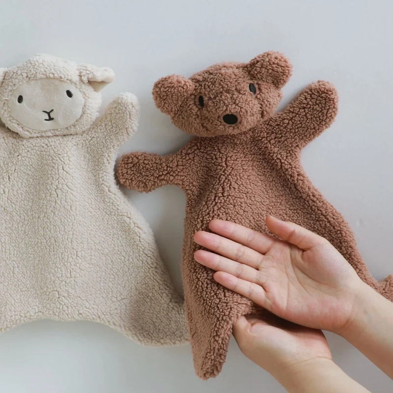 Handgefertigte Bio-Baumwolle Hasenpuppe mit Leinenjacke und karierten Shorts