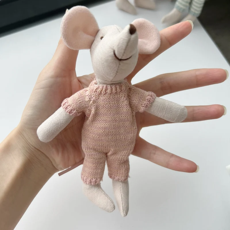 Handgefertigter Organic Cotton Langbein Bunny Plüsch mit besticktem Overall