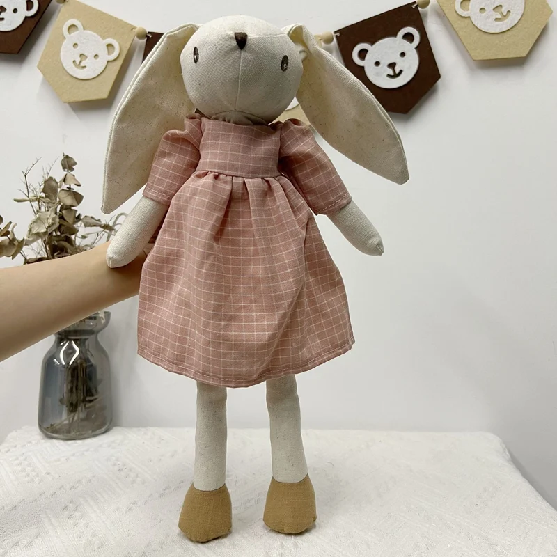 Handgefertigter Organic Cotton Langbein Bunny Plüsch mit besticktem Overall