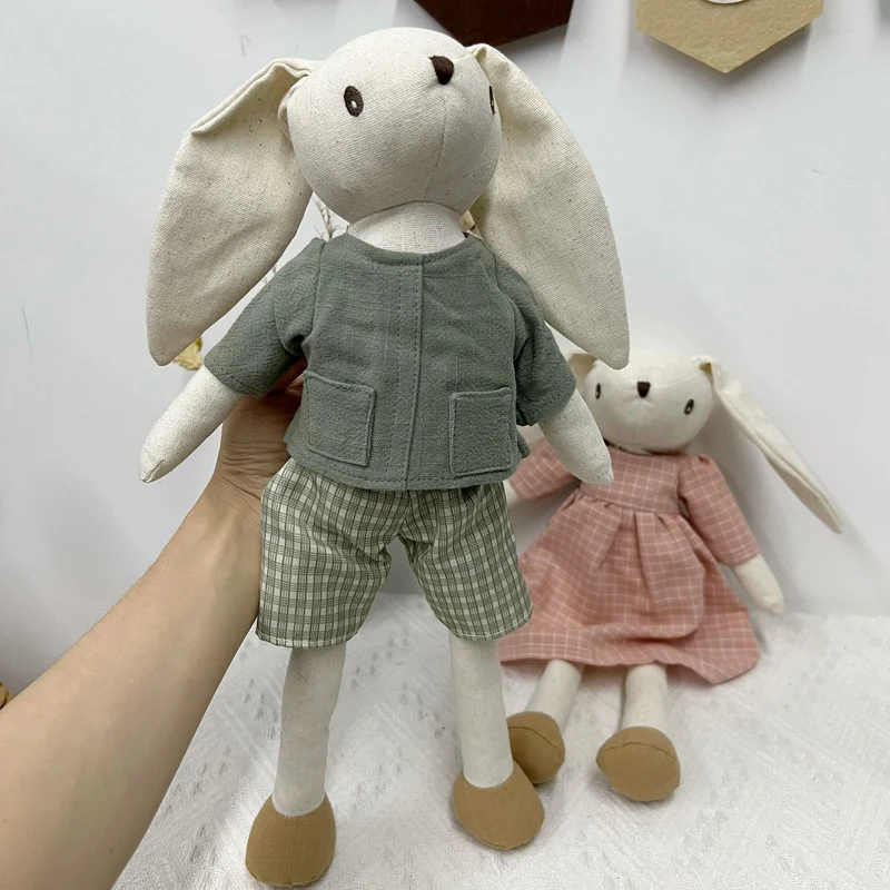 Handgefertigter Organic Cotton Langbein Bunny Plüsch mit besticktem Overall