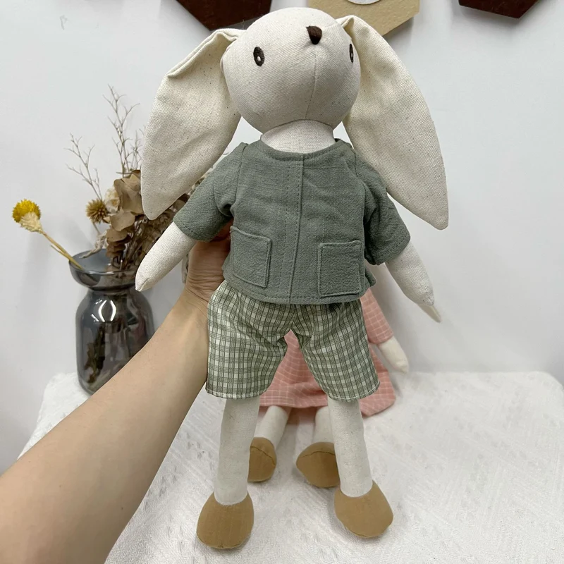 Handgemachte Leinen Lange-Glied-Bunny-Puppe mit gesticktem Karotten-Overalls