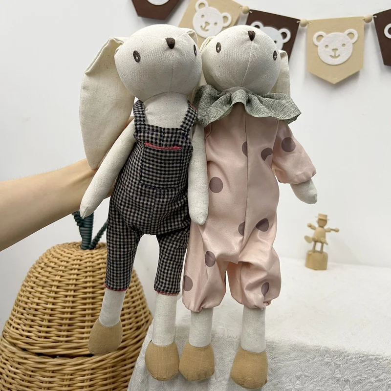 Handgefertigte Leinen-Hasenpuppe mit langen Ohren und Gingham-Latzhose