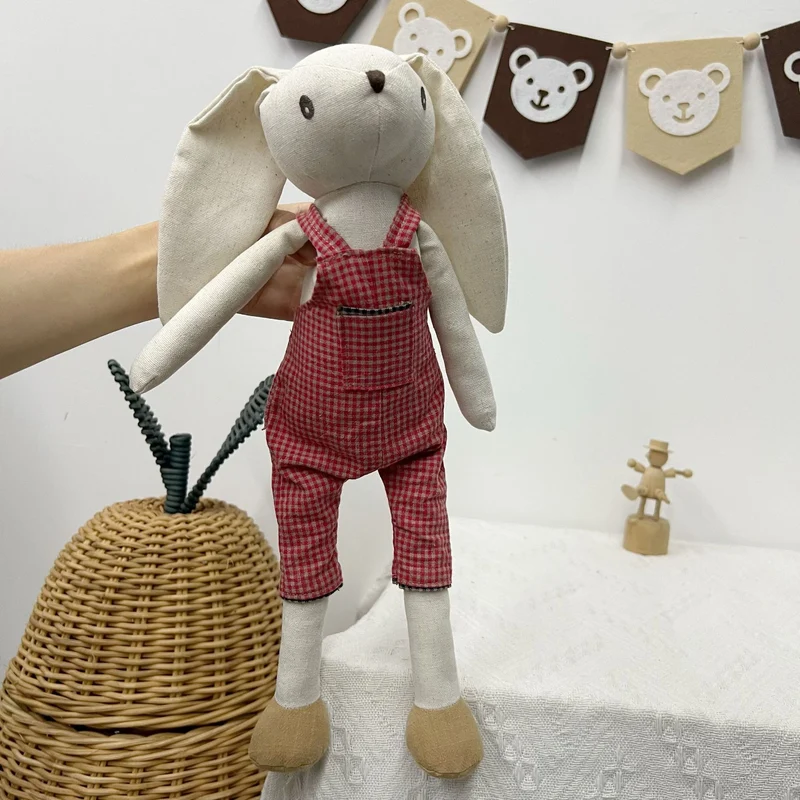 Handgefertigte Leinen-Hasenpuppe mit langen Ohren und Gingham-Latzhose