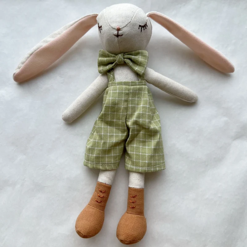 Handgemachte Leinenkaninchenpuppe mit kariertem Baumwollkleid