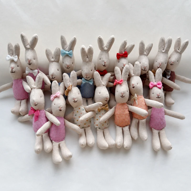 Handgemachte Leinen-Hase-Kuschelpuppe mit Karomuster-Outfit