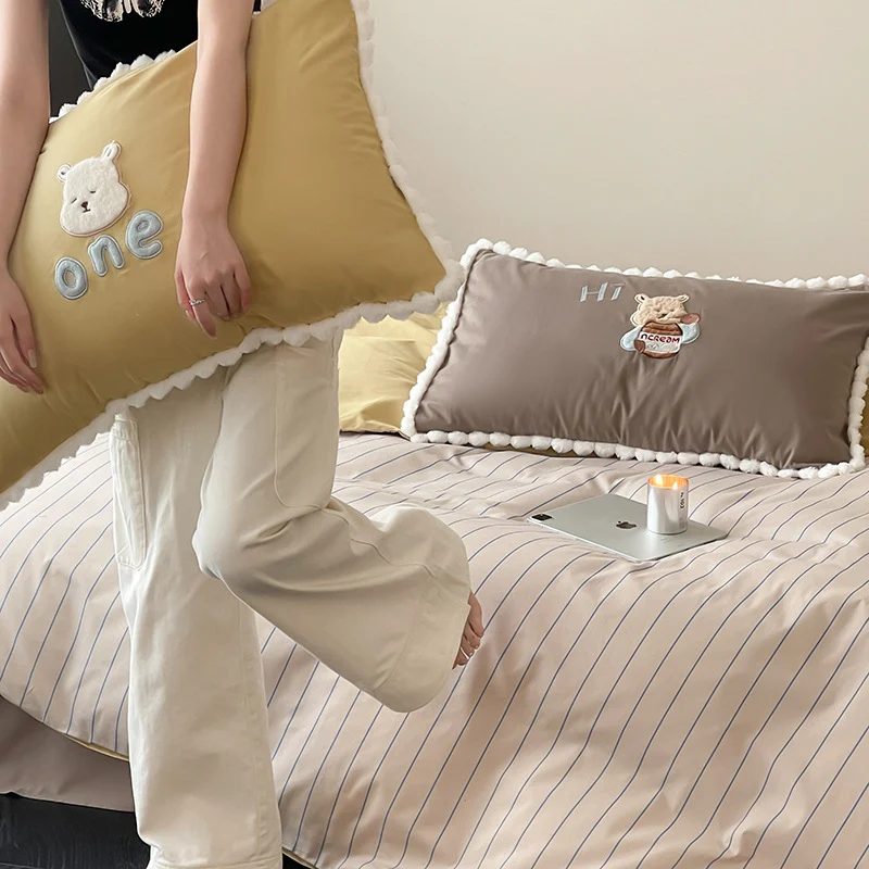 Kinder-Bettgarnitur mit Teddybär-Stickerei, Pompon-Einfassung und Wendedecke
