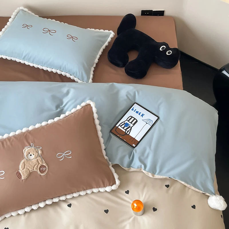 Kinder-Bettgarnitur mit Teddybär-Stickerei, Pompon-Einfassung und Wendedecke
