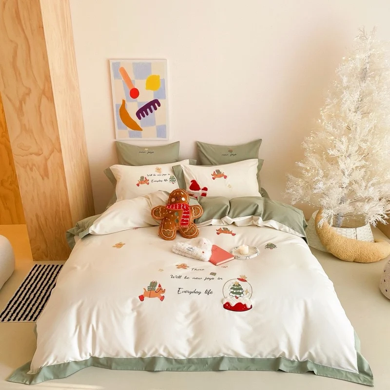 Festliche Baumwollsatin-Bettwäschegarnitur mit gestickten Weihnachtsmotiven und kontrastierter Borte