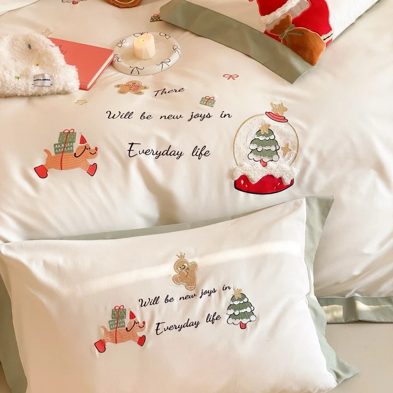 Festliche Baumwollsatin-Bettwäschegarnitur mit gestickten Weihnachtsmotiven und kontrastierter Borte
