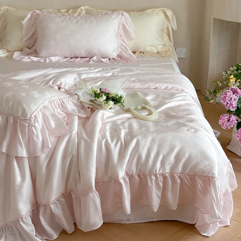 Elegantes Satin-Bettwäsche-Set mit Jacquard-Blumenmuster und Rüschen