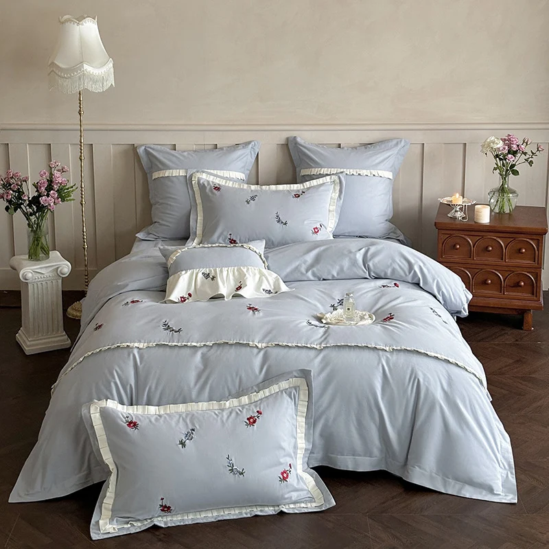 Duvetbezug-Set aus Premium-Baumollsatin mit dezent gesticktem Wildblumenmotiv und Rüschenkante