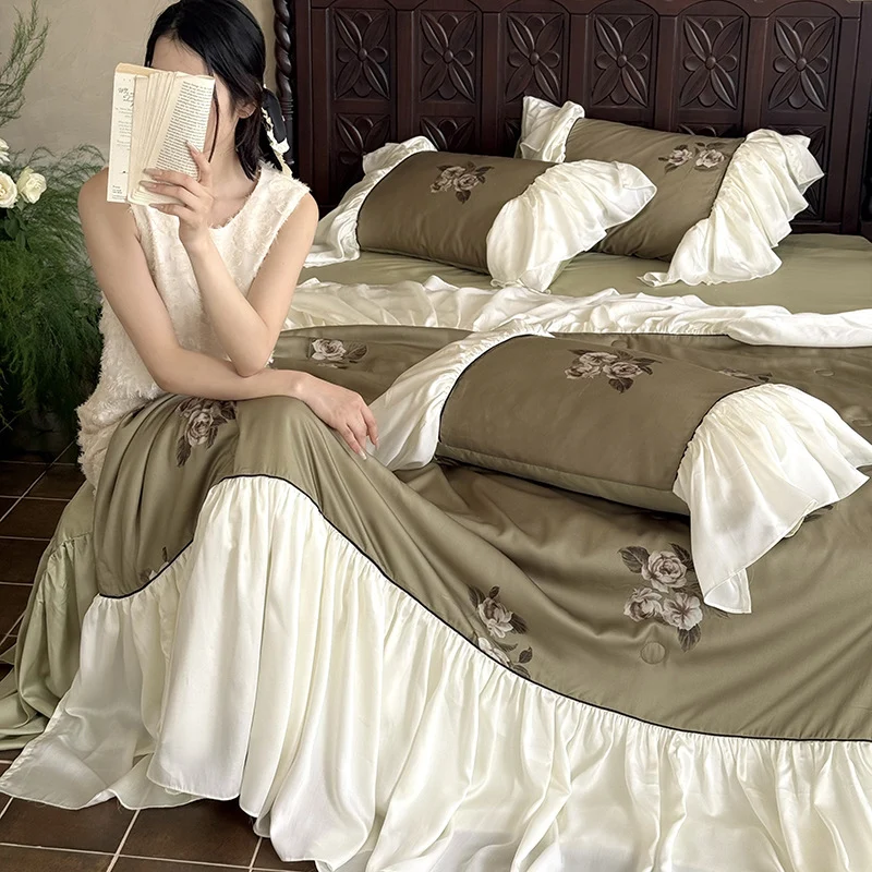 Romantische Baumwollsatin-Bettwässegarnitur mit Volant-Bettrock und bestickten Rosenapplikationen
