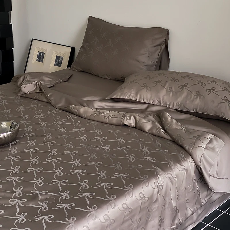 Premium-Satin-Bettwäschegarnitur mit feinem Jacquardrelief und seidig-mattem Finish