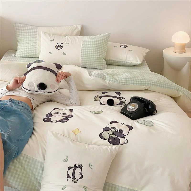 Bettwäsche-Garnitur aus Baumwollsatin mit gestickten Panda-Motiven und Vichykaro-Wendeoption
