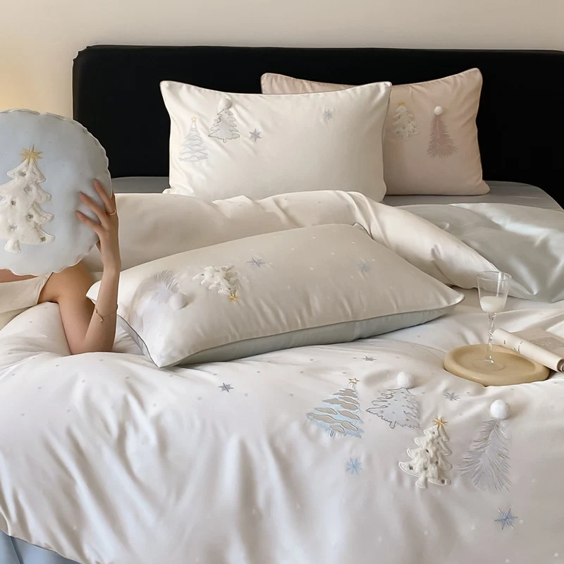Luxuriöse Satin-Bettwäschegarnitur mit winterlicher Tannen‑Stickerei und Pompon‑Applikationen