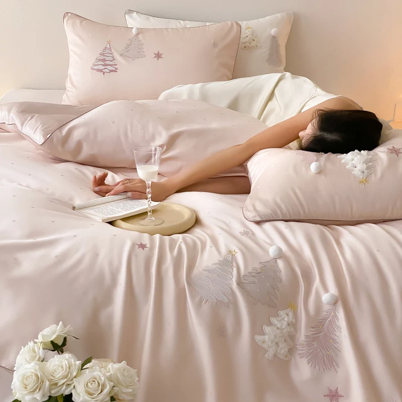Luxuriöse Satin-Bettwäschegarnitur mit winterlicher Tannen‑Stickerei und Pompon‑Applikationen