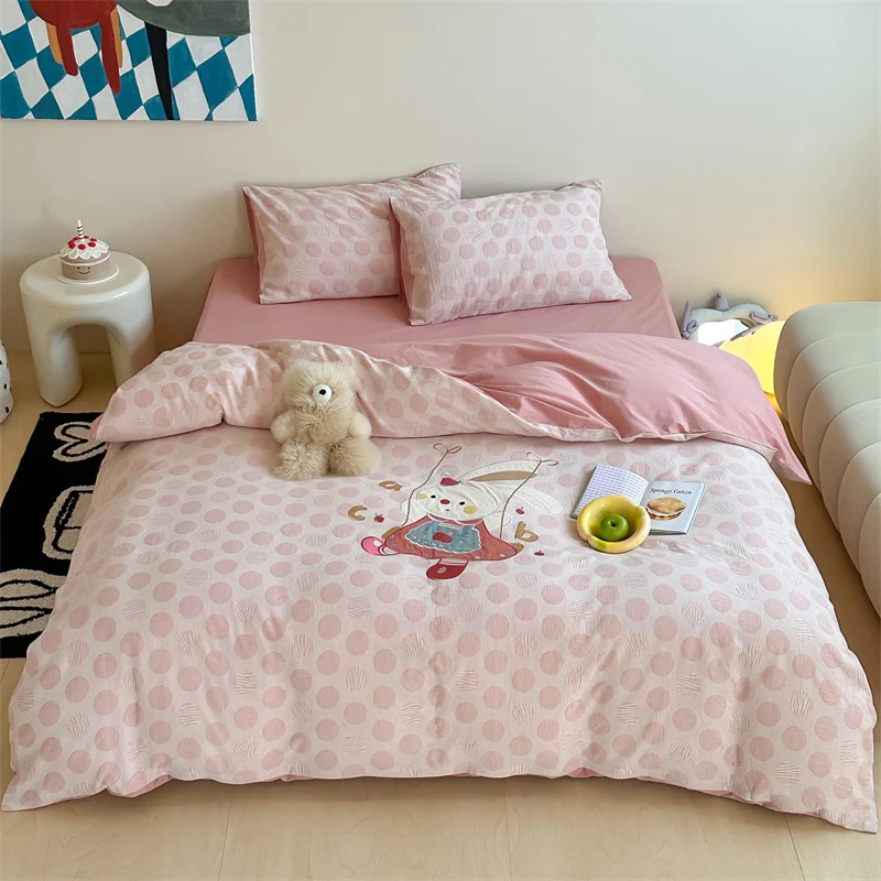 Baumwoll-Bettwäsche-Garnitur mit Häschen-Applikation und dezentem Punktjacquard