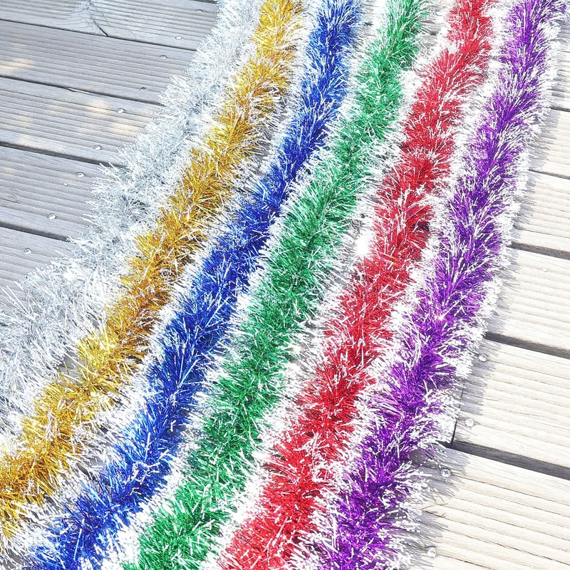 Glitzernde Weihnachtsgirlande mit Schneeflockenmotiven