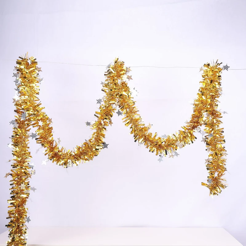 Glitzernde Weihnachtsgirlande mit Schneeflockenmotiven