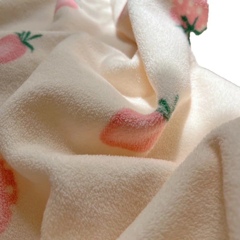 Kuscheldecke aus Mikrofleece mit Punktmuster und dekorativer Kettelnaht