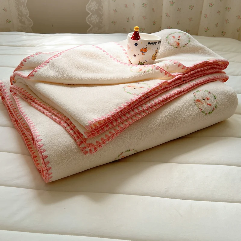 Kuscheldecke aus Mikrofleece mit Punktmuster und dekorativer Kettelnaht