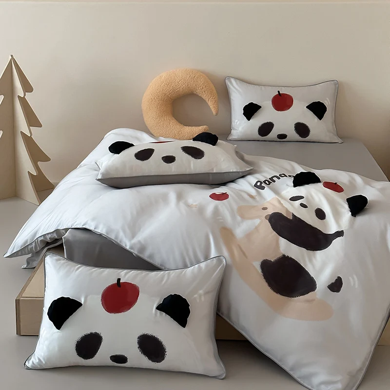 Kinderbettwäsche aus seidenmattem Satin mit illustrativem Panda- und Apfelprint sowie feiner Paspel