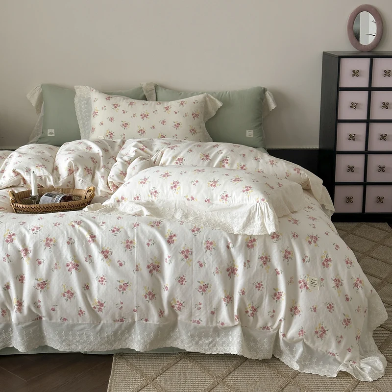 Baumwoll-Bettwäsche-Set mit Spitzenvolant und zartem Blumenprint