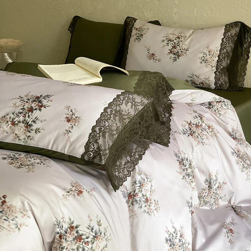 Satin-Bettwäschegarnitur mit floralem Print und zarter Spitzenbordüre