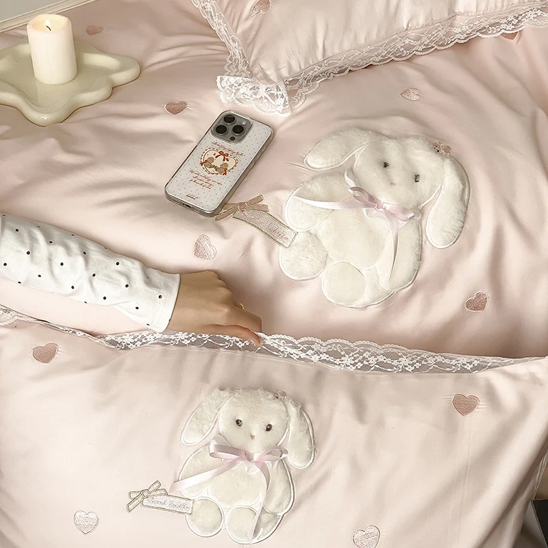 Luxuriöses Satin-Bettwäscheset mit Plüsch-Hasenapplikation und Spitzenrand