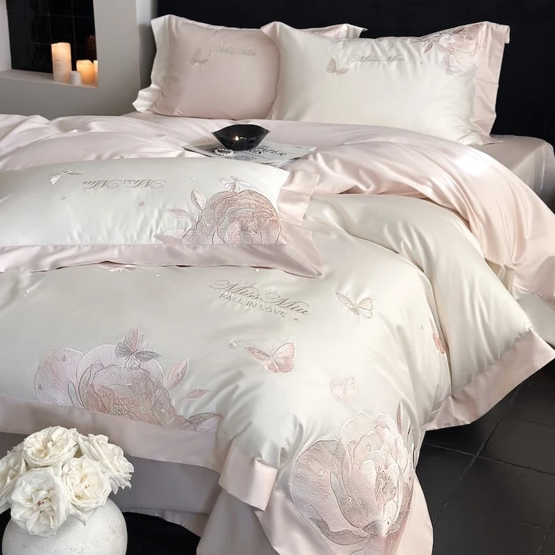 Luxuriöses Satin-Bettwäsche-Set mit zarten Rosen- und Schmetterlingsstickereien