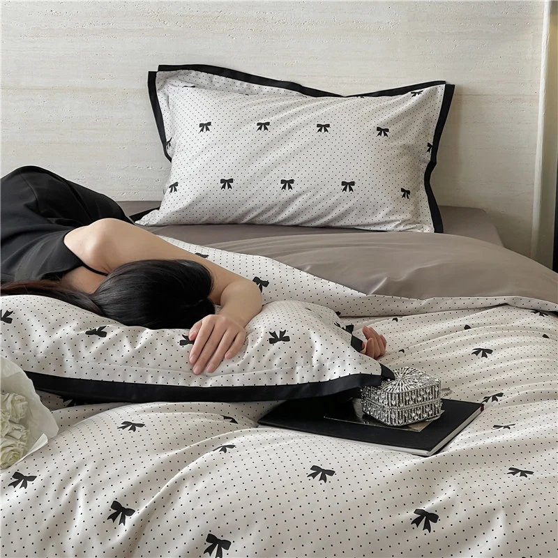 Luxuriöses Baumwollsatin-Bettwäsche-Set mit Schmetterlingsmotiv und kontrastierter Rahmenkante