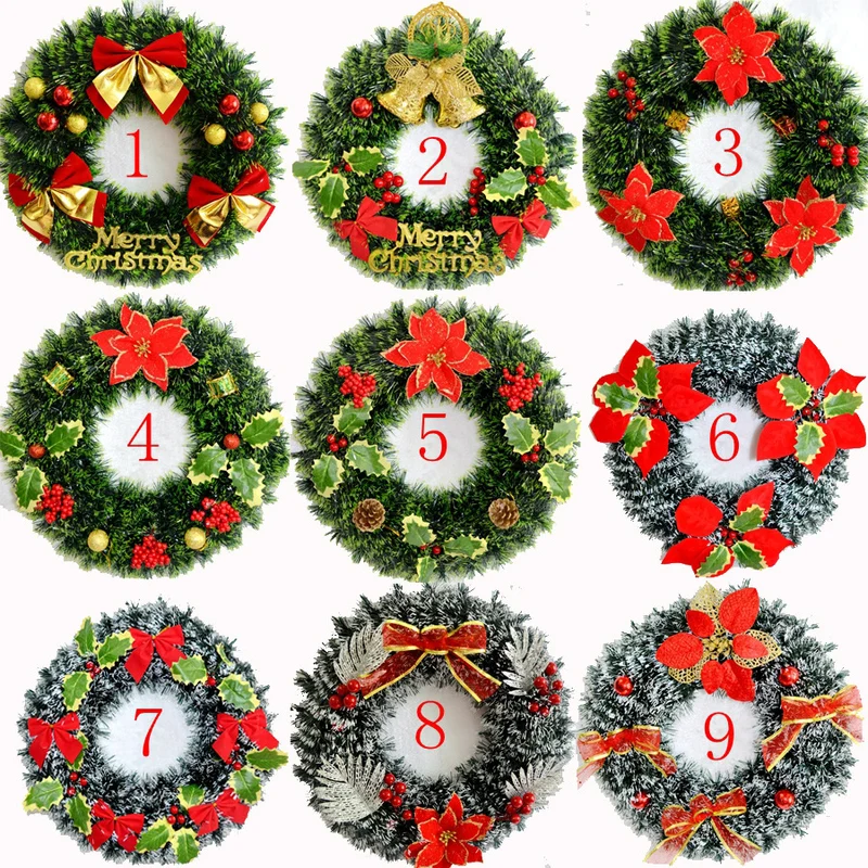 Festlicher Weihnachtskranz mit bunten Verzierungen