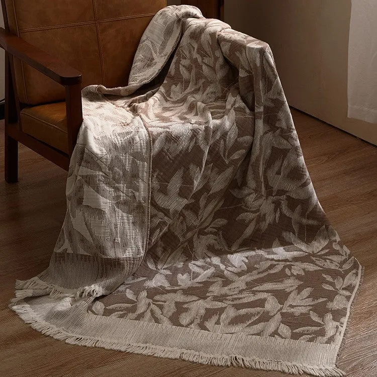 Große kuschelige Wohndecke aus Baumwollmischgewebe mit geometrischem Jacquardmuster und Fransensaum
