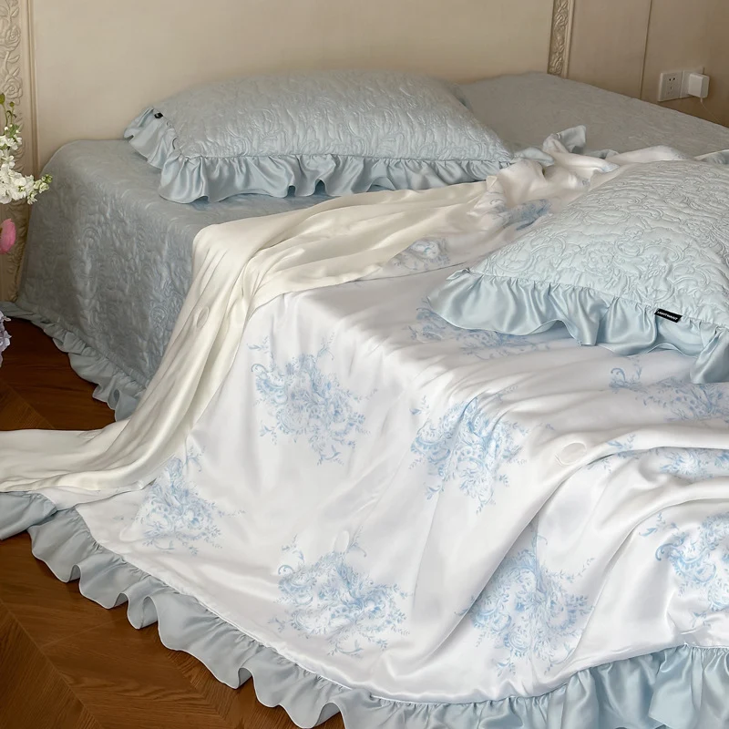 Gesteppte Tagesdecke mit Volant und Wendbarer Satin-Bettwäschegarnitur