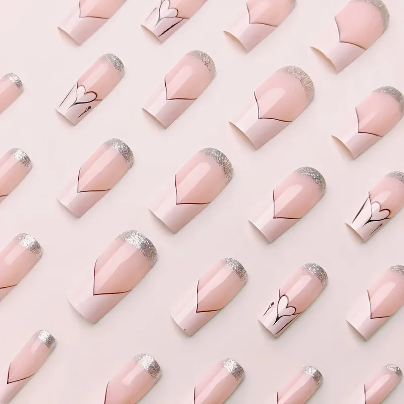 Elegantes Herzdesign Nagelkunst