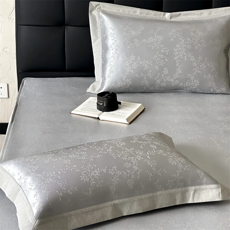 Fein gewebtes Satin-Spannbetttuch mit floralem Jacquardrelief und verstärktem Rundumgummi