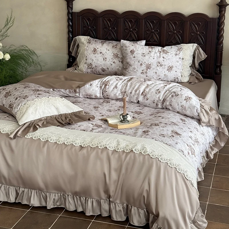 Elegante Bettgarnitur im Vintage‑Romantikstil mit Spitzenapplikation, Volant und Satinbesatz