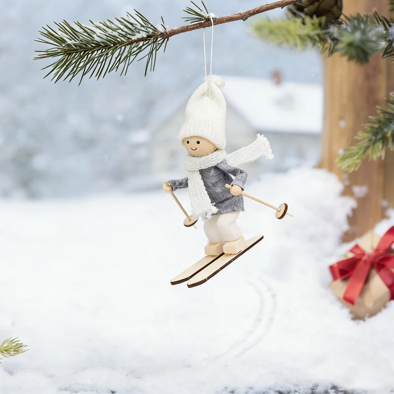 Dekorative Weihnachtsmannfigur im Skistil