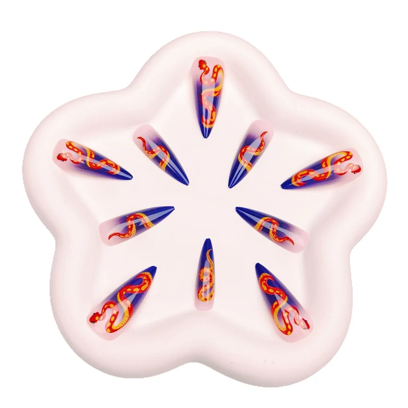 Künstlerisches Schlangen-Nageldesign
