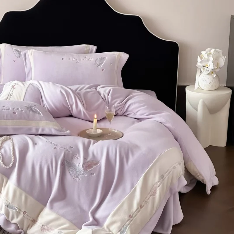 Luxuriöses Bettwäsche-Set mit bestickten Federmotiven und gesteppter Tagesdecke
