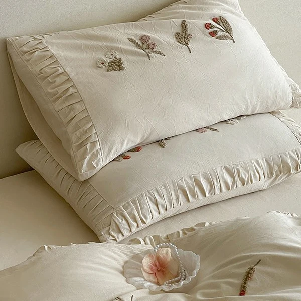 Baumwoll-Bettwäschegarnitur mit zarter Blumenstickerei und Volantrand